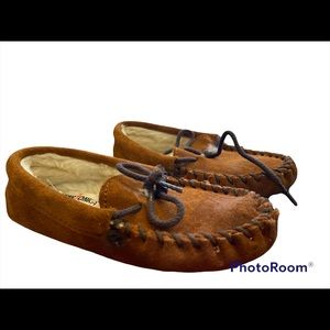 Little boys slightly worn brown suede Minnetonka moccasins slippers fur lined